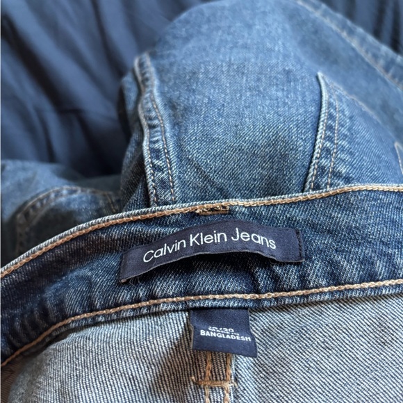 CALVIN KLEIN | BNWT MID RISE SHORT | size 30 - Picture 4 of 6